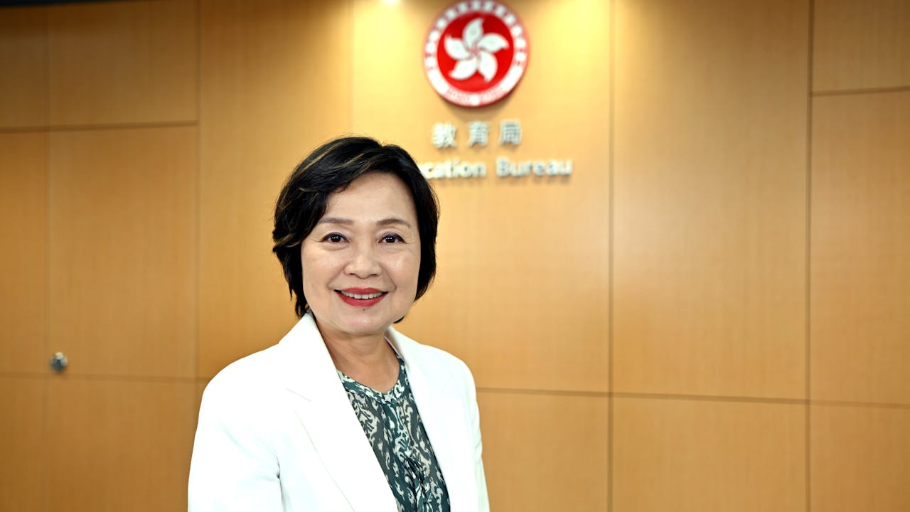 蔡若蓮局長指在一國兩制下，香港能聯通內地和外國，制度國際化，多元化社會，吸引力高。