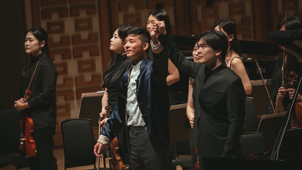 樂團每首樂曲皆演奏出色，全場報以熱烈掌聲。（左：鋼琴家黃家正 右：指揮吳懷世）