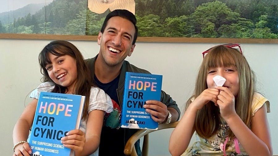 賈米爾・薩奇與兩位女兒。（賈米爾・薩奇 X平台）