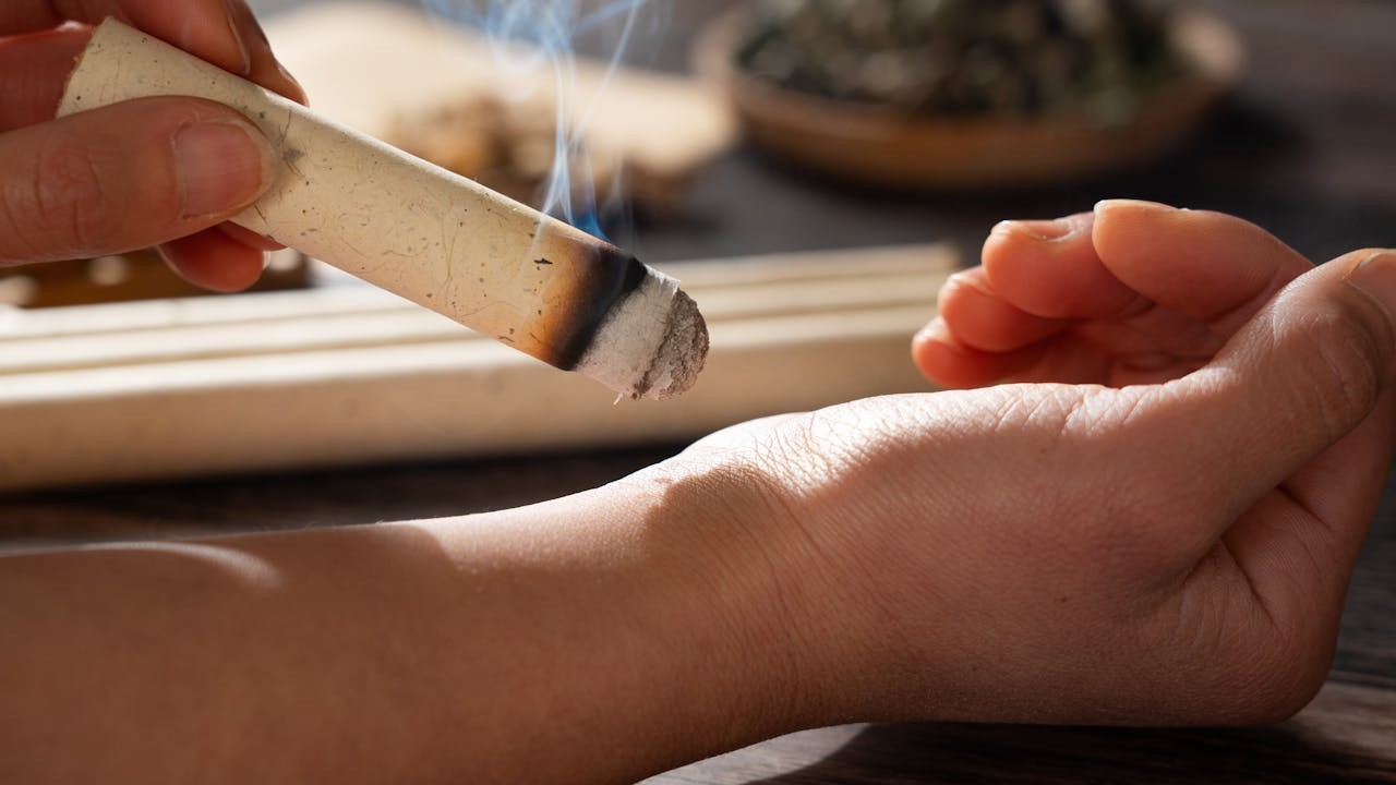 千年傳承的艾灸之法，正是驅逐這陰冷濕邪的利器。（Shutterstock）