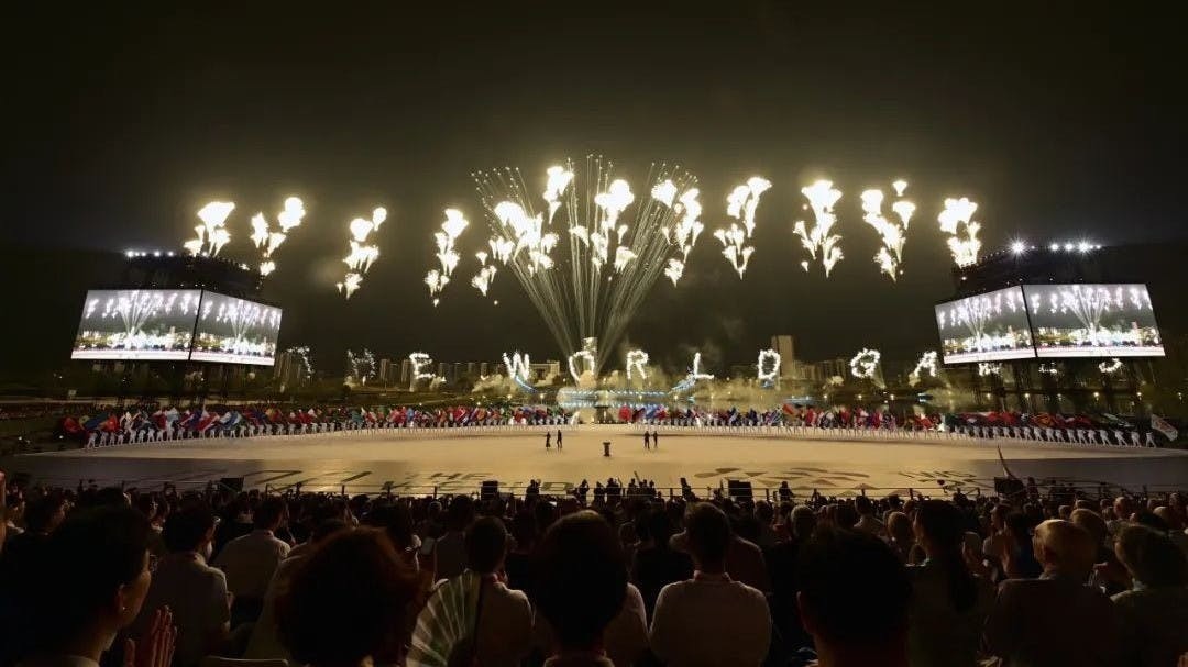 開幕禮上煙花構成英文字母“World”（世界），展現出成都對世界賓朋的歡迎。（世界運動會官網）