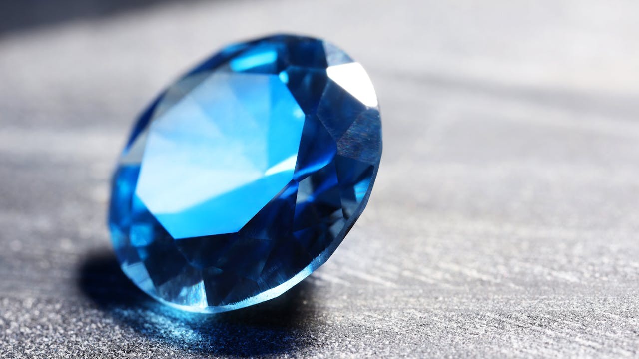 所謂「燒」，就是把寶石放進高溫爐裏，模擬大自然的作用，讓寶石的顏色和透明度更美麗、更均勻。（Shutterstock）