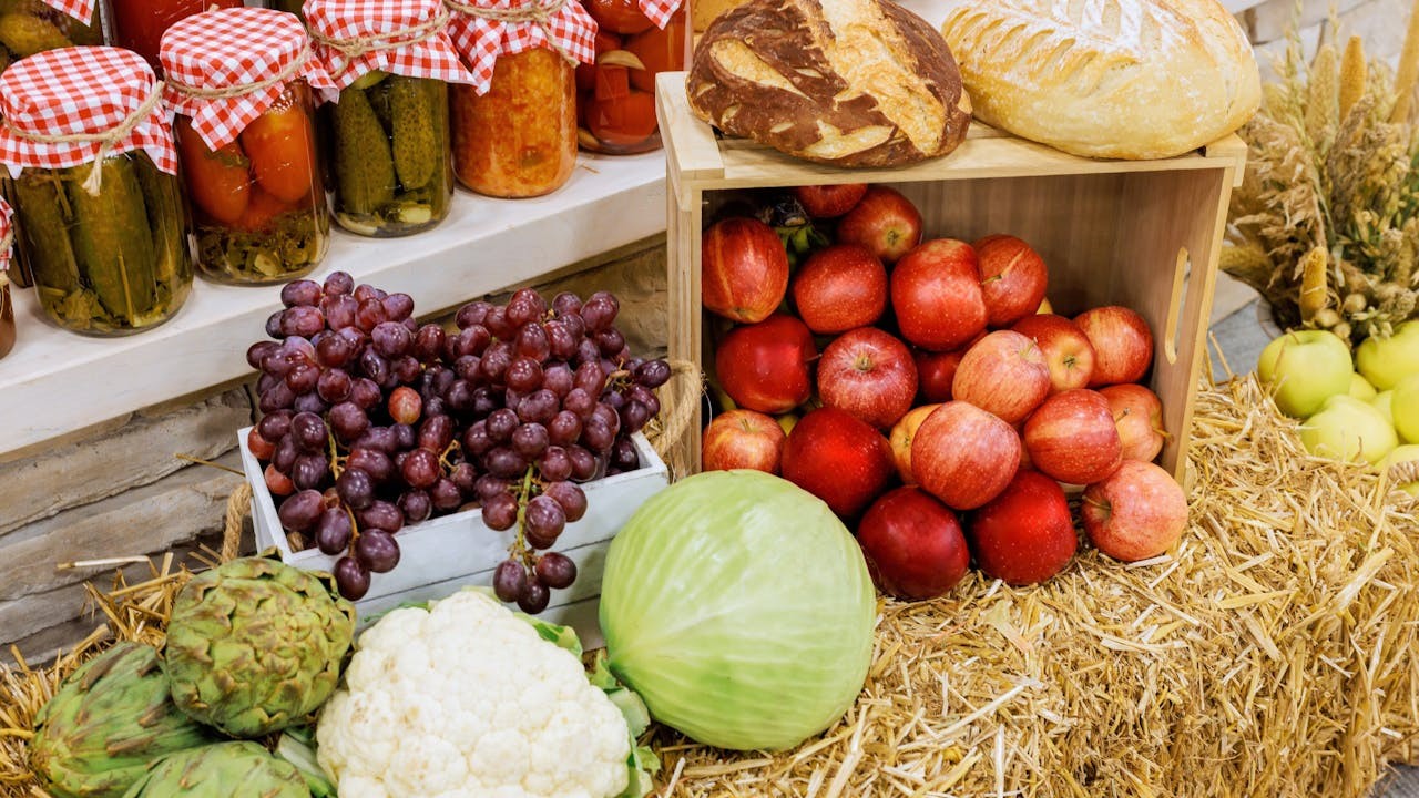 世間最難稱量的，不是貨品斤兩，而是我們內心那份放下計較的輕盈與遼闊。（Shutterstock）