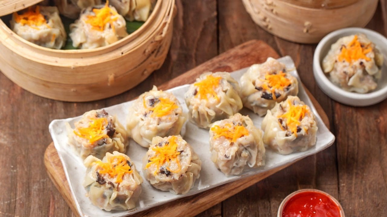 燒賣來自北方的麥食文化，最初是一種以薄麵糰為皮，包上餡料蒸熟的小吃。（Shutterstock）