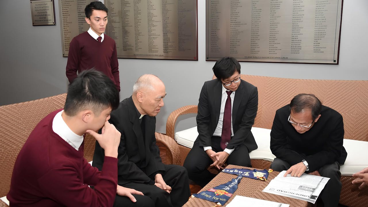 數十年後，我應邀到港大參加活動，仍有人向我（右）提起《學苑》當年那篇訪問。（曾鈺成Facebook）