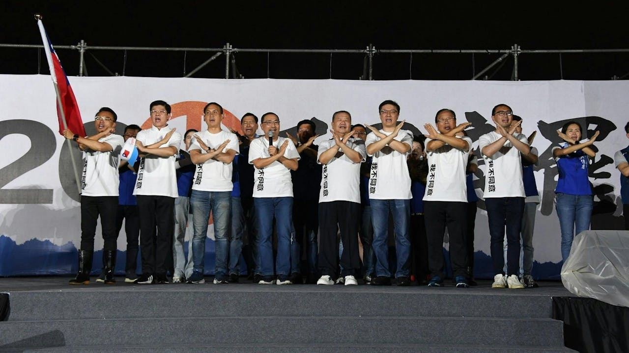 國民黨7月25日晚集結在台北凱達格蘭大道舉行不同意罷免選前之夜造勢晚會。（國民黨Facebook）