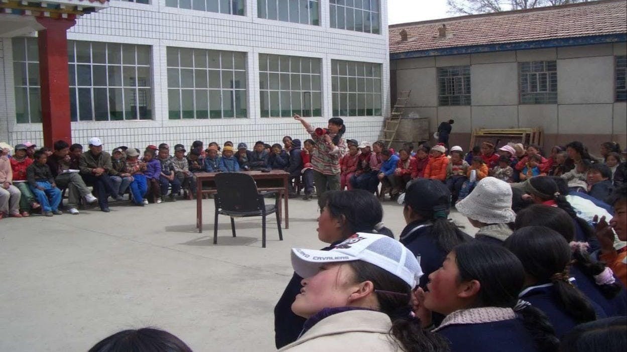 2007年4月22日世界地球日，清水在青藏高原以情意自然理念任環境教育志願工作者，是日亦是她生日，在當地藏醫孤兒學校作示範教學中引領兒童觀察及感受天空。