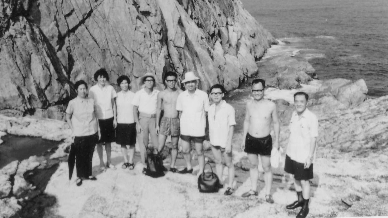 住校教師集體相處的時間很多，夏天還會每周集體乘校車到南區的海灘游泳、燒烤。（作者提供）