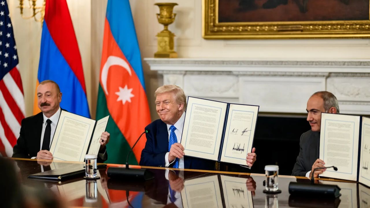今次和約中，美國和亞阿兩國領導人竟然未有提及如何解決納卡問題，現在美國更要穿過亞美尼亞興建「特朗普走廊」，豈不怪哉？（左起：阿利耶夫、特朗普、帕希尼揚，白宮圖片）