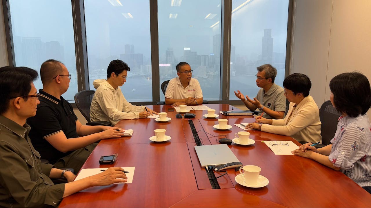 財經事務及庫務局局長許正宇（中）8月17日召開緊急會議，與相關人員討論近日有關政府採購樽裝飲用水的事件，並決定採取三重行動跟進。（政府新聞處）