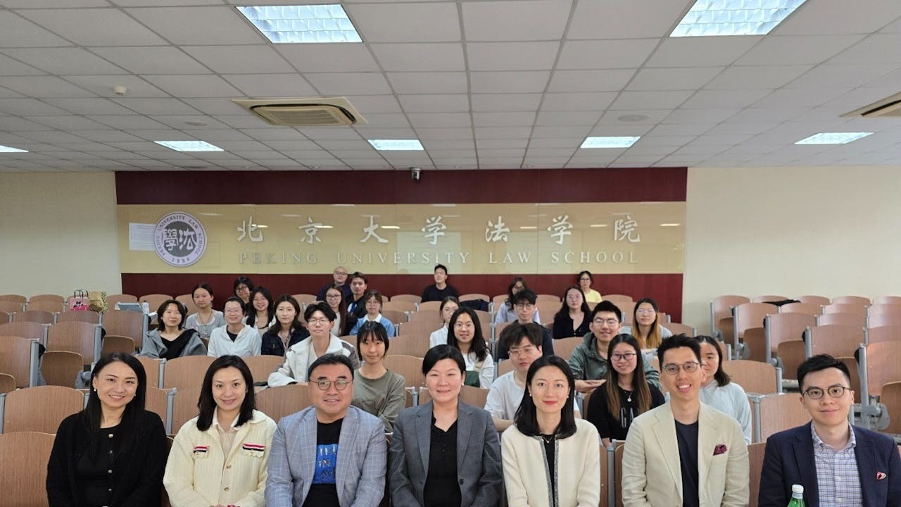 今年5月，一眾大律師公會講師與北大普通法課程學生合照，左三為許偉強資深大律師、左二為筆者。其他講師包括蕭淑瑜大律師（左一）、康亞男大律師（右三）、束文浩大律師（右二）及李冠倫大律師（右一）。