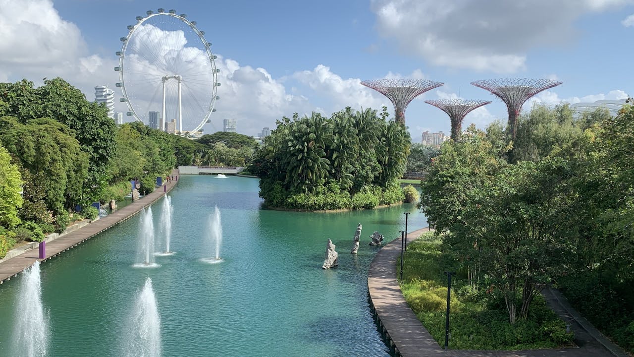 新加坡濱海灣花園屢獲國際旅遊業界的高度評價，獲獎無數，每年更為當地旅遊業帶來豐厚的收益。