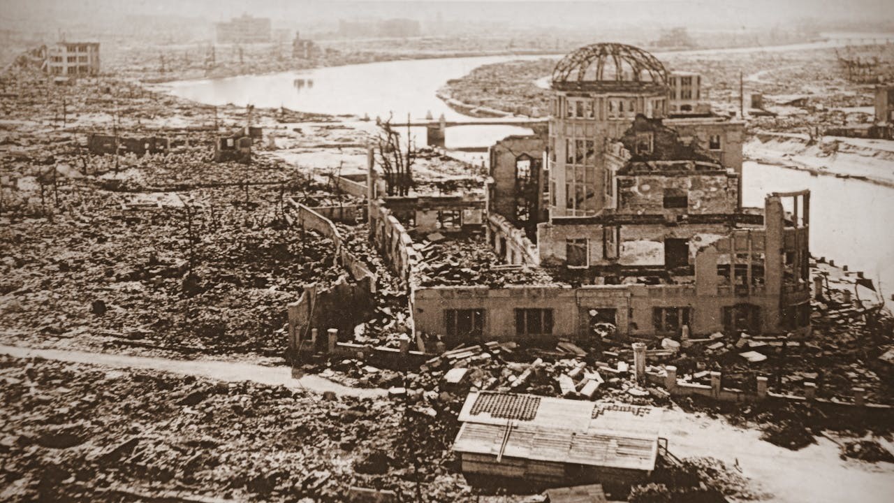 1945年，擁有原子彈的美國先後在日本廣島和長崎投下兩枚原子彈，令日本死傷無數，生靈塗炭。（Shutterstock）