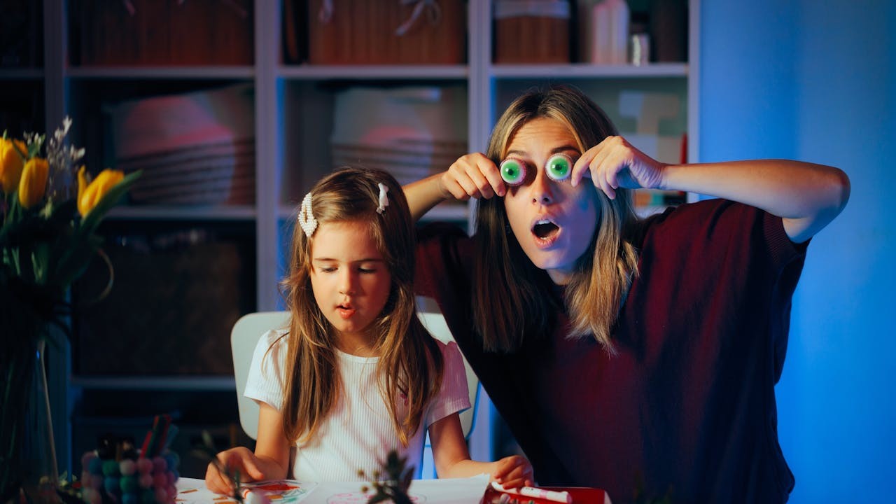 用孩子的語言進入他們的世界，誇張就不再是浮誇，而是一種愛與理解的表達方式。（Shutterstock）