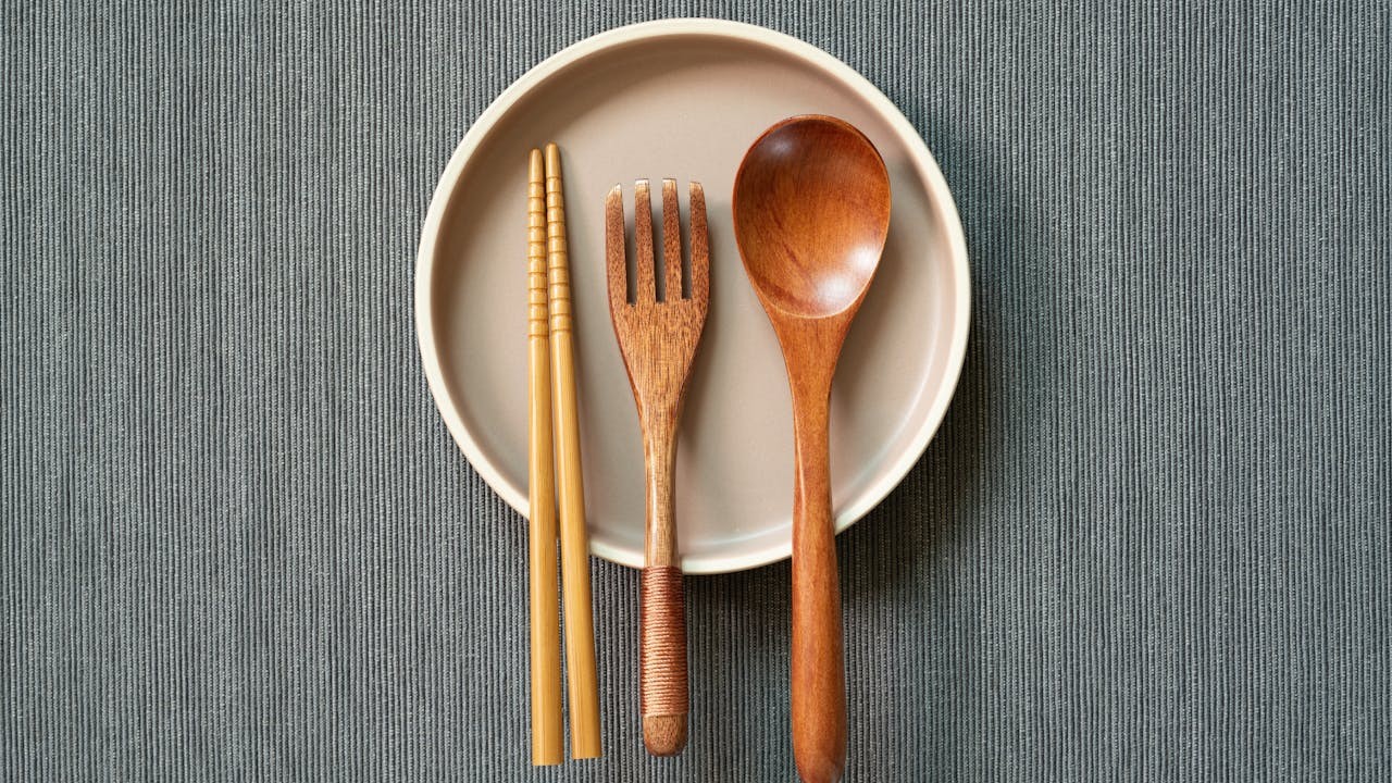 唐代或以前，餐桌上的筷子是橫着擺放的，而到了宋、元時期，筷子改為直擺，從此吃中國菜的筷子都是直擺放的。（Shutterstock）