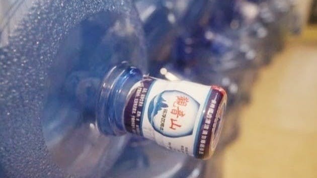 香港政府一直用本地品牌的辦公室樽裝飲用水,今次是有史以來首次由內地品牌中標,卻遭供應商詐騙。(灼見名家圖片)