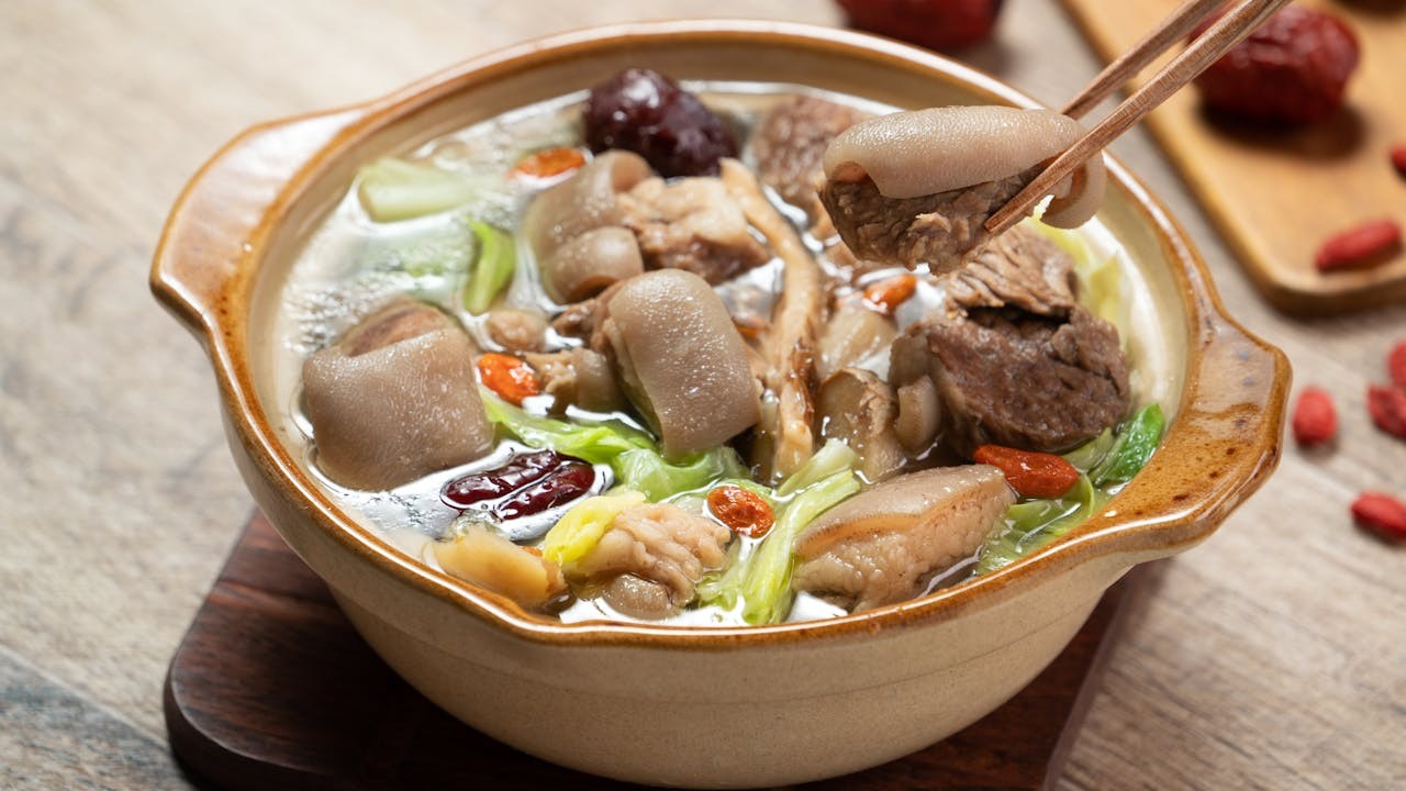 不同地區羊肉特色不同,如烤、煮、煎、燉、涮、燜、煲等,吃法花樣百出。(Shutterstock)