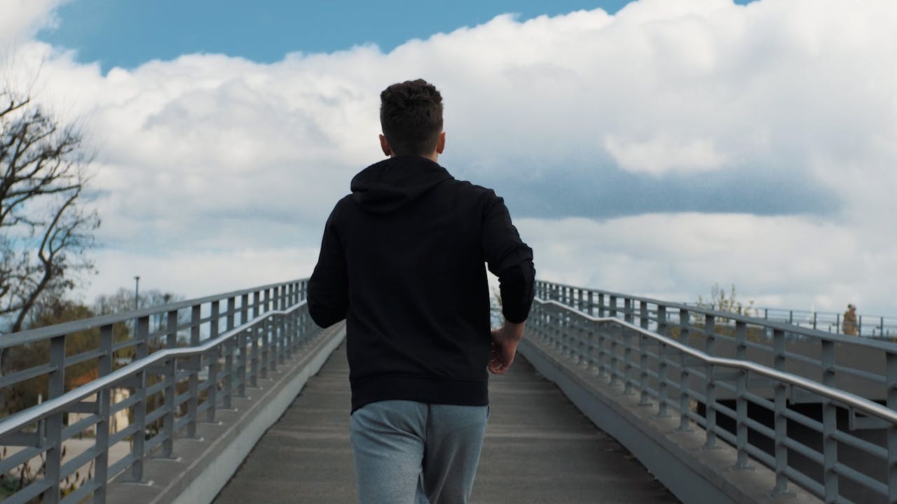 付出努力讓我們學會堅韌，學會在逆境中尋找希望，讓心靈在磨礪中逐漸強大。（Shutterstock）