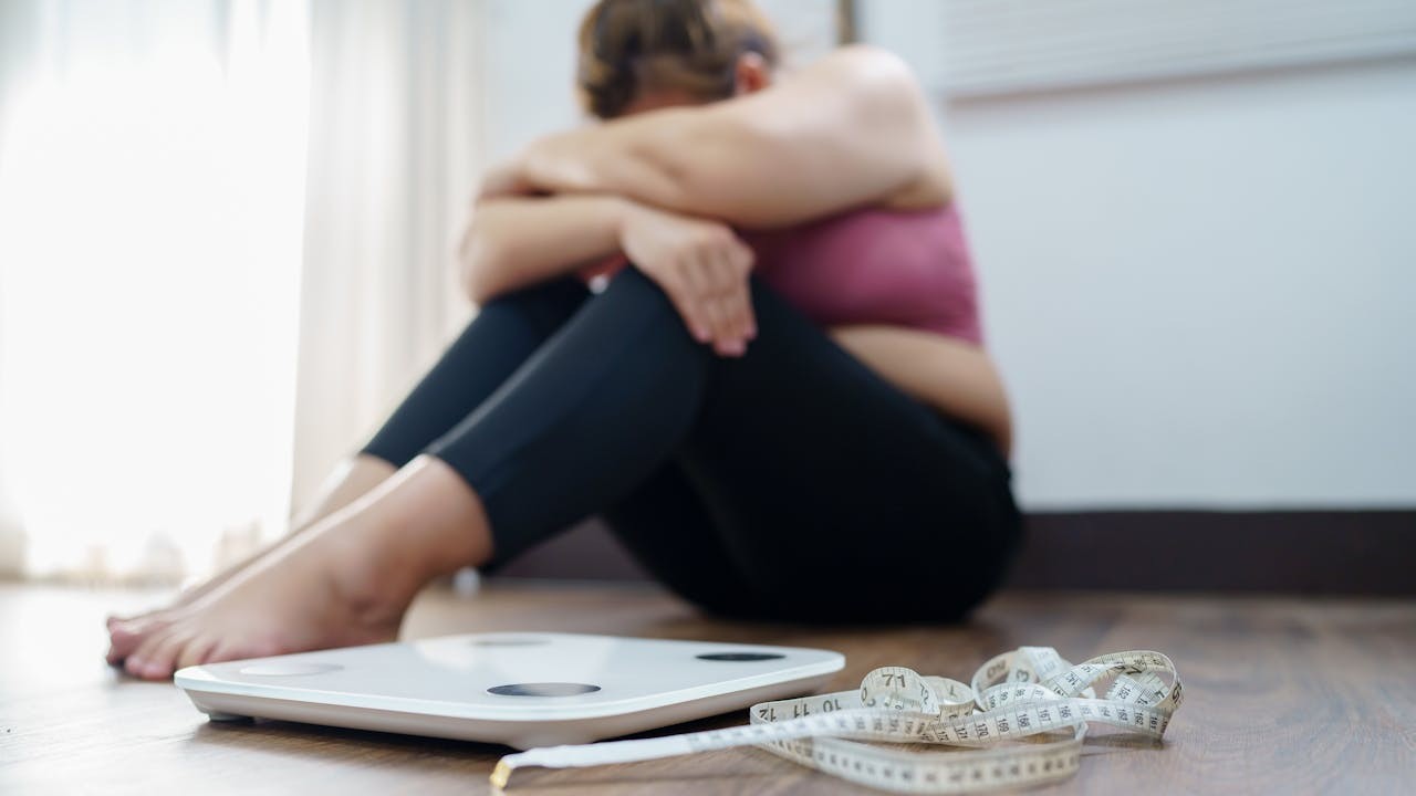 人們在減重的過程中，經常被太多錯誤的觀念和資訊帶偏了方向，變得容易懷疑自己，對體重十分焦慮。（Shutterstock）