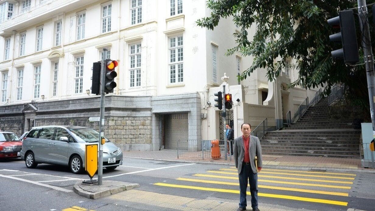 作者攝於早年金文泰中學位於中區堅尼地道26號的校舍，中學於1961年遷至北角砲台山道新校舍。（作者提供）