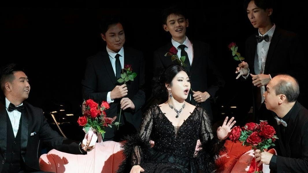 歌劇《風流寡婦》勁風流。