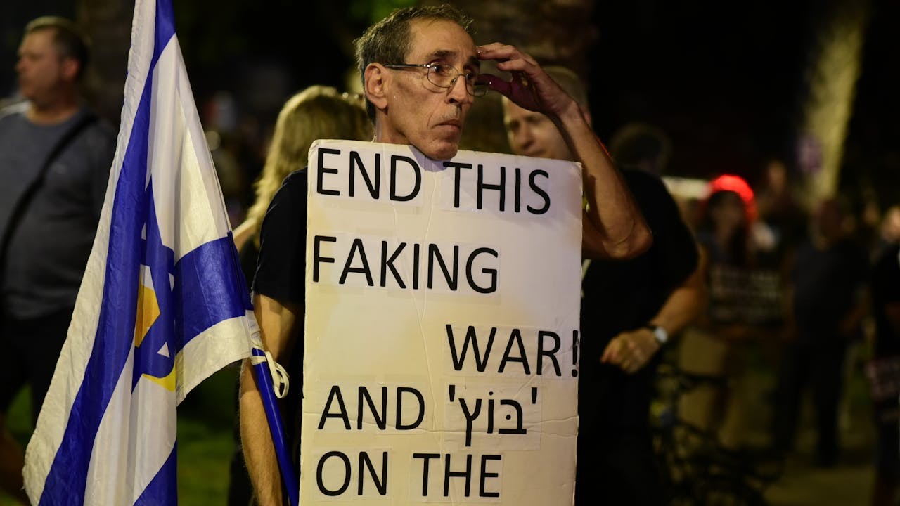 在以色列的特拉維夫，大批市民上街抗議，表達不滿以色列接管加沙城方案。（Shutterstock）