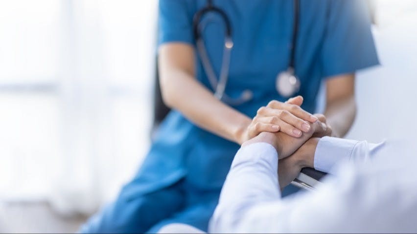 被暱稱為「姑娘」以無聲的體貼，編織出一張細密的關懷暖毯，將醫師與患者輕輕包裹。