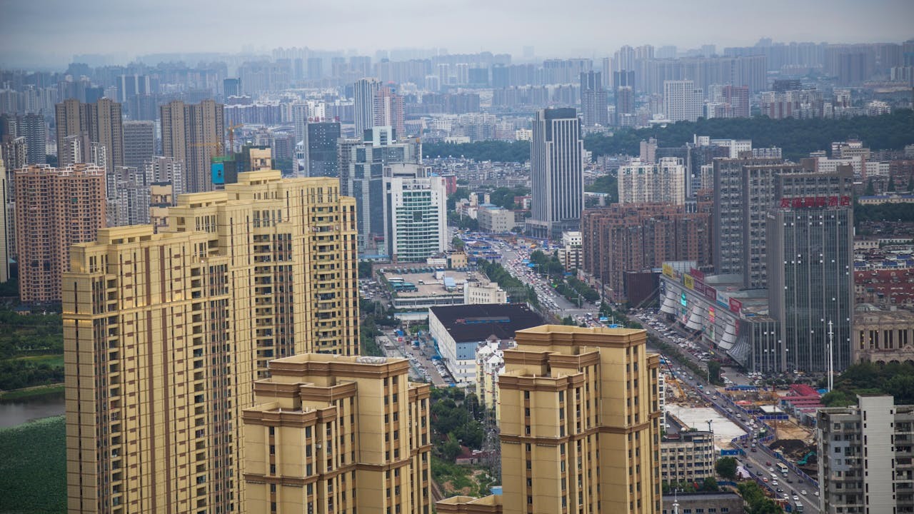 在過去20、30年裏，中國被騙陷入房地產泡沫，經濟增長和社會民生不免受損。（Shutterstock）