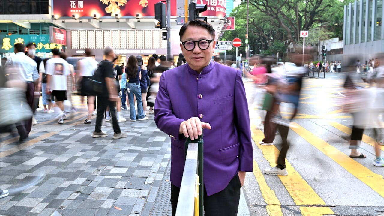 余壽寧是清真國際中港澳協會創辦人，家族批發及零售業務逾百年，包括、高級家品厨具、美容化妝品、科技及渡假酒店。