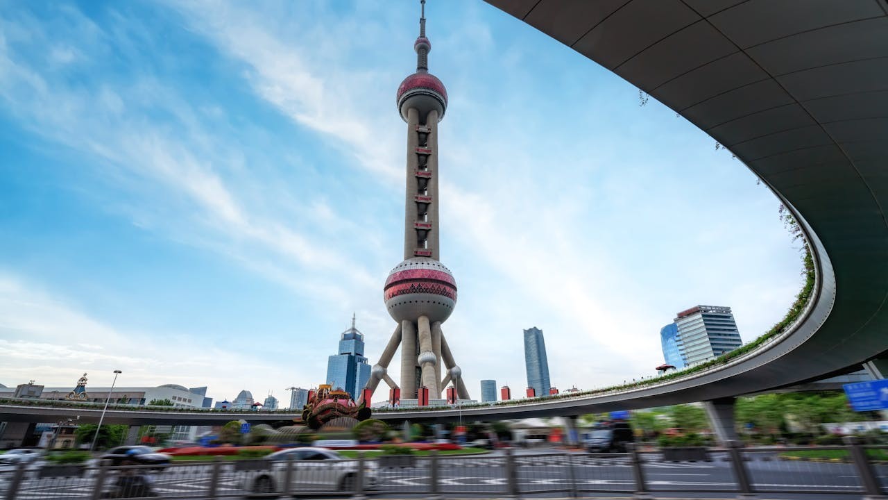 儘管科技得到了前所未有的發展,人類不僅沒有解放,反而變得愈來愈內卷。(Shutterstock)