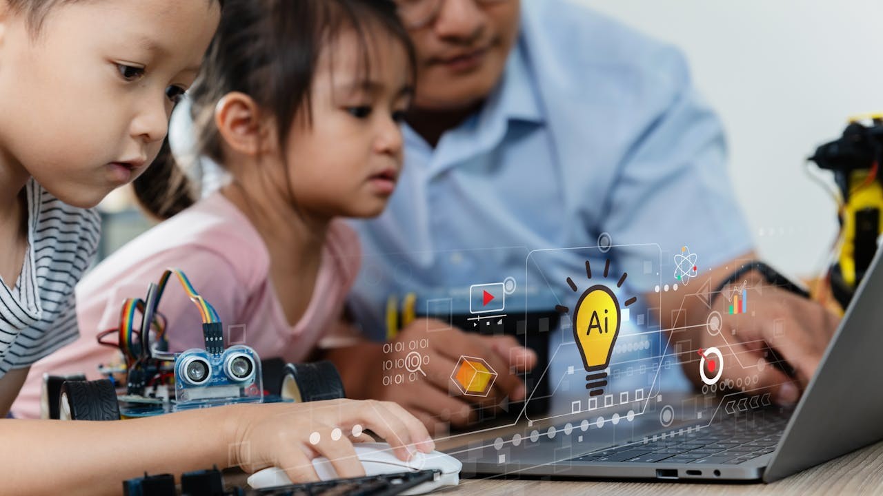 我們必須謹記，科技夥伴只是輔助孩子學習的工具，永遠無法取代真實的人際互動。（Shutterstock）