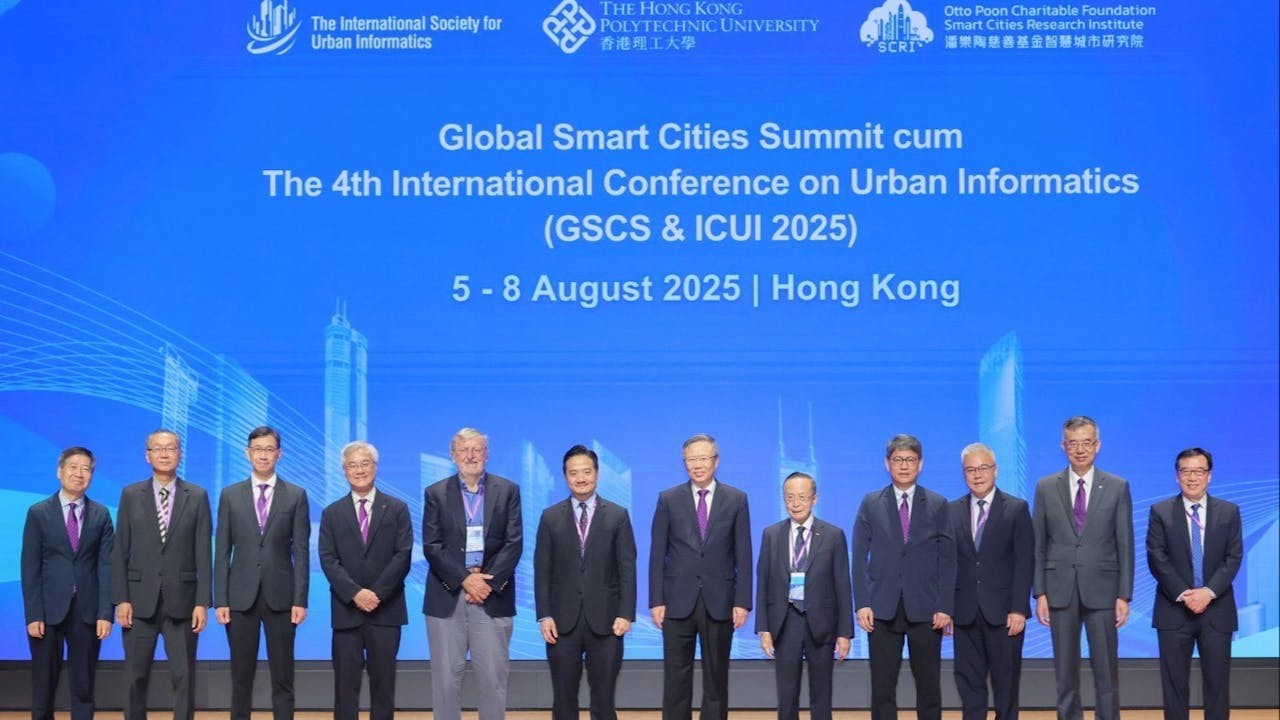 理大潘樂陶慈善基金智慧城市研究院及國際城市信息學會聯合舉辦「全球智慧城市峰會暨第四屆國際城市信息學會議」。開幕禮主禮嘉賓包括理大校長滕錦光教授（右六）、香港特別行政區政府特首政策組組長黃元山博士（左六）、潘樂陶慈善基金創辦人兼理大院士潘樂陶博士（右五）、美國國家科學院院士Michael GOODCHILD教授（左五）、理大副校長（研究及創新）趙汝恒教授（右四）、暫任副校長（校園發展及設施管理）凌嘉勤教授（左四）、香港特別行政區政府機電工程署署長潘國英先生（右三）、地政總署副署長（測繪事務）張國輝先生（左三）、理大高等研究院院長陳清焰教授（右二）、香港特別行政區政府渠務署副署長李康年先生（左二）、理大潘樂陶慈善基金智慧城市研究院院長史文中教授（右一）、建設及環境學院院長李向東教授（左一）。