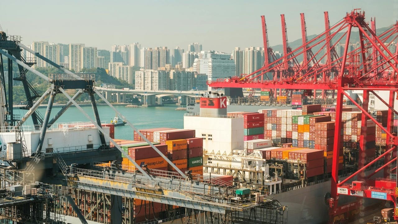 國際貿易格局的重塑為本港帶來新機遇，以出口貿易為例，本港最近幾個月的商品貿易均錄得按年雙位數百分比的增長。（Shutterstock）