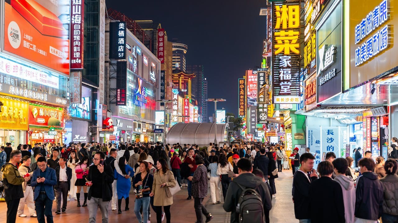 返內地看望鄉親父老們的生活狀況，人人揸新車、全屋新家電、拿的是最新款智能手機，只係沒有工做而已。（Shutterstock）