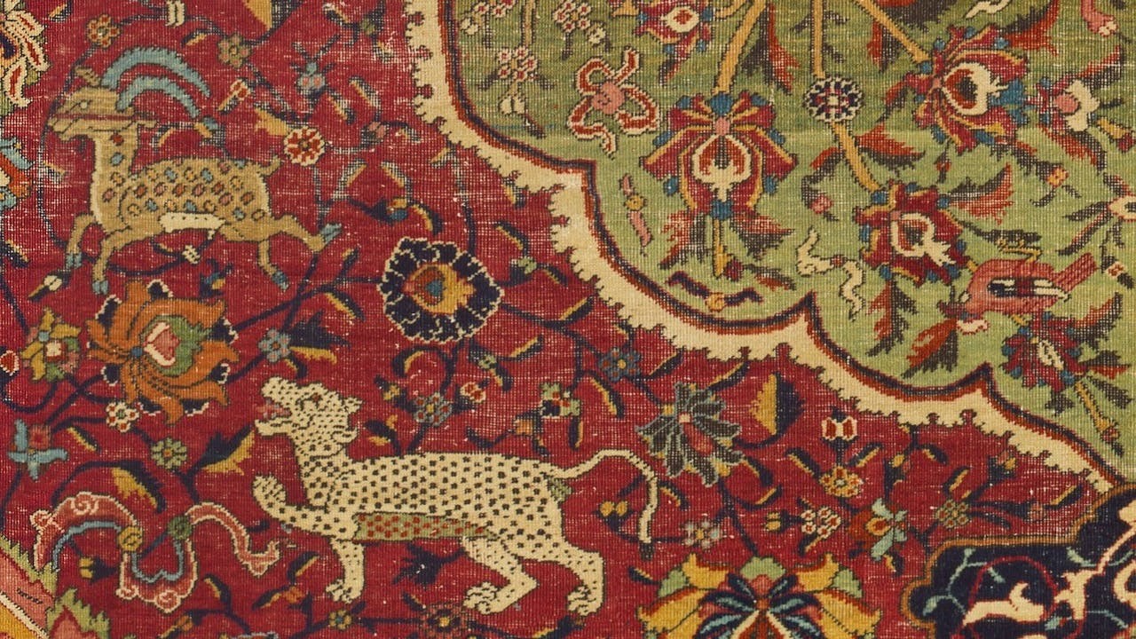 「伊斯蘭藝術」是簡稱，泛指伊斯蘭世界的藝術，可以是宗教藝術或與宗教無關的創作。圖為薩法維王朝蘇萊曼一世「打獵」圖地毯，約1610年出產於大布里士，薩法維伊朗。（香港故宮網）