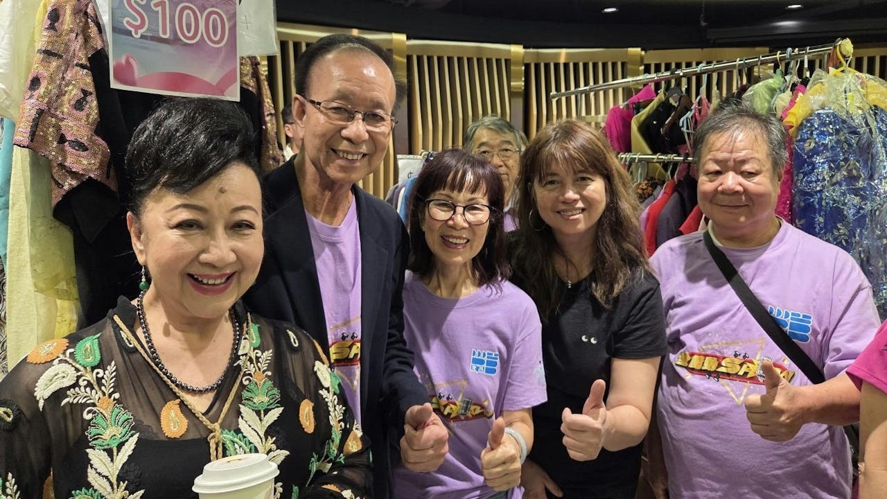 薛家燕（左一）曾醒明和太太（左二＆三）聯同義工，舉辦《家燕媽媽慈善同樂日》義賣昔日出騷衫和衣物。