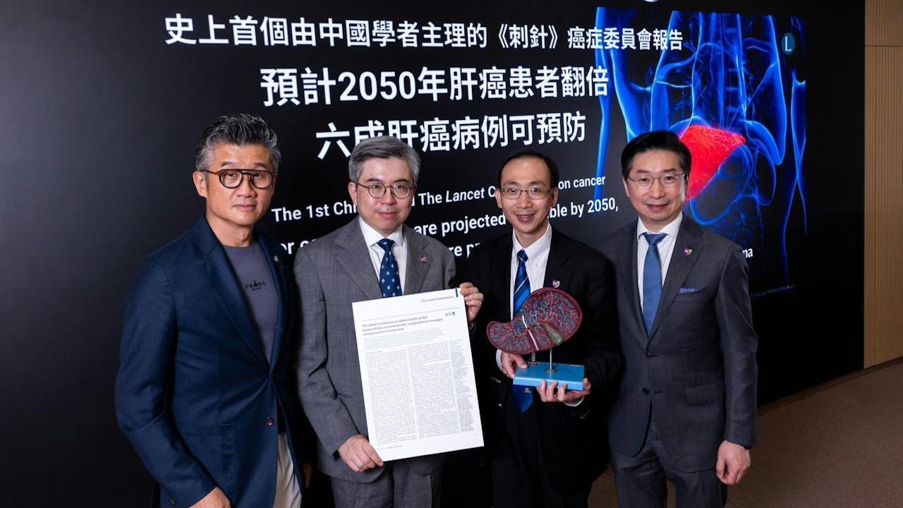 （左起）李樹芬醫學基金腫瘤學教授、中大醫學院腫瘤學系系主任莫樹錦教授；報告第一作者兼葉氏家族基金腫瘤學教授、中大醫學院腫瘤學系陳林教授；莫慶堯醫學教授、中大醫學院內科及藥物治療學系腸胃及肝臟科主任黃煒燊教授，以及信興教育及慈善基金機械人外科教授、中大醫學院院長趙偉仁教授。