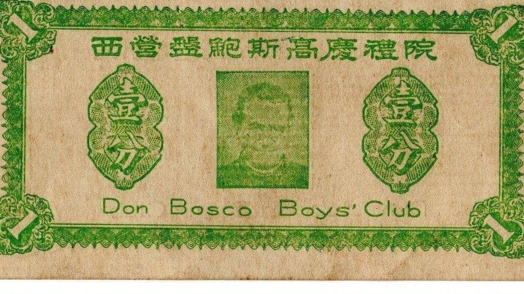 一個人在屋子執拾童年的舊物，翻翻檢檢，舊物掀起一頁頁珍貴回憶。（慶禮院自行出版換物及遊戲券）