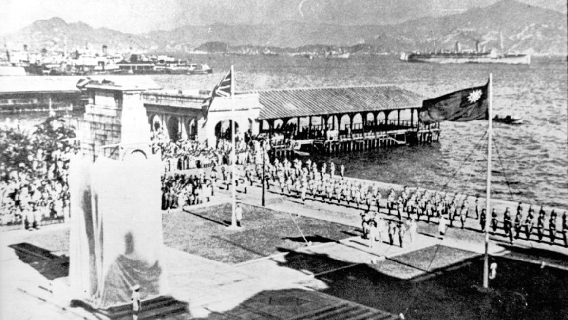 1945年10月9日，於中環和平紀念碑前舉行的勝利遊行和慶祝活動。（香港記憶網站）