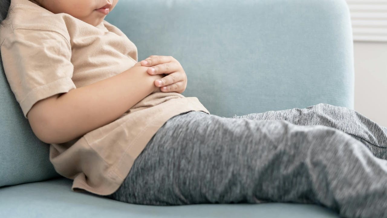 某孩子便秘之苦，竟源自太平洋彼岸被溺愛的失衡。（Shutterstock）