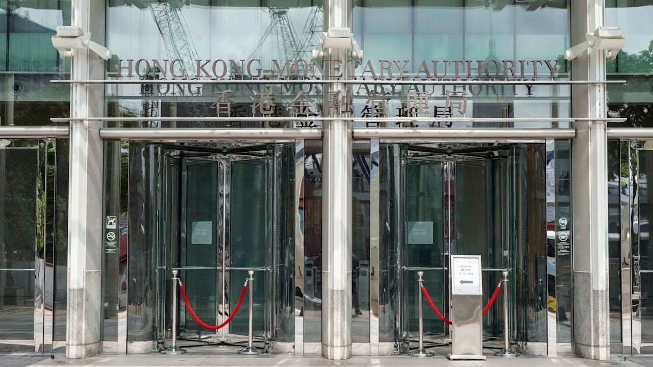 未解決投資貸款問題之前，金管局是無可能放寬逆周期措施，否則就會令銀行不良貸款增加。（Shutterstock）