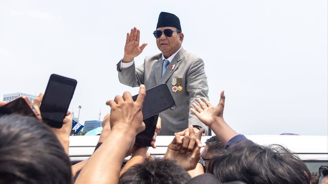 2024年10月，印尼總統普拉博沃當選後在雅加達公開活動向公眾致意。（Shutterstock）
