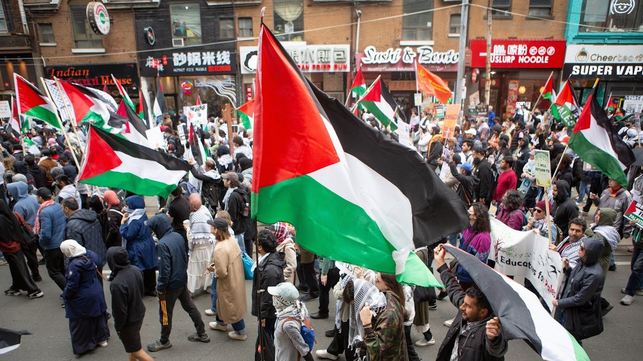 西歐多國執政者面對群情洶湧聲討以色列屠殺罪行的壓力，終於宣布承認巴勒斯坦國。（Shutterstock）