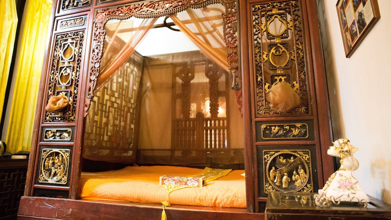 「榻」在中國古代是一種較扁平的牀。東漢 劉熙釋名‧釋床帳︰「長狹而卑曰榻，言其榻然近地也。」（Shutterstock）