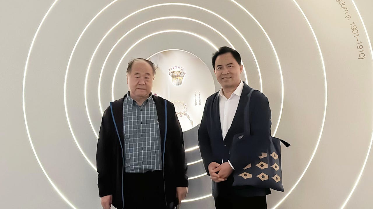 2012年諾貝爾文學獎得主莫言（圖左），以及他的摯友、書影集和展覽合作夥伴、書法家王振（圖右）低調參觀香港故宮博物館特展。