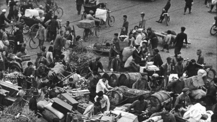 1949年4月，上海居民在解放軍到來前夕趕着離開當地。（Wikimedia Commons）