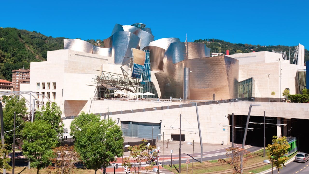 畢爾包古根漢美術館由法蘭克·加里(Frank Gehry)設計。(Shutterstock)