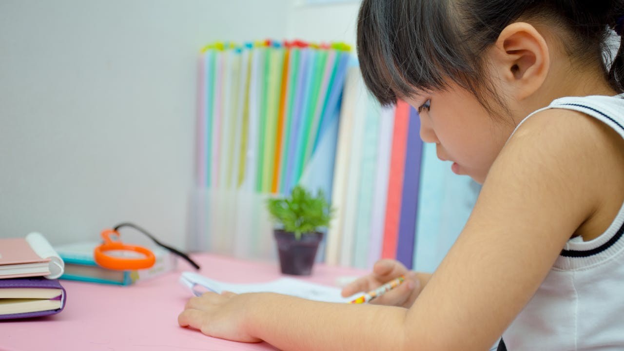 有些家長很緊張說什麼「學校不能令孩子望穿秋水想回去便不是好學校」，這也太寵孩子了。（Shutterstock）