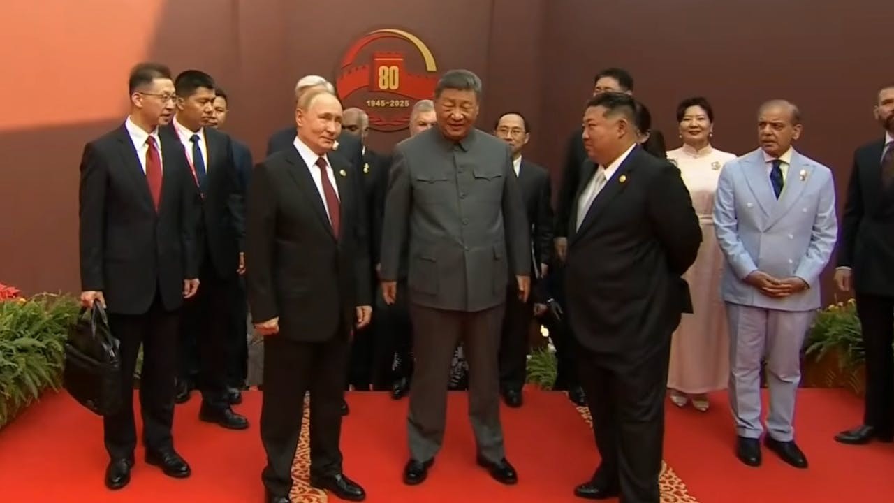 北韓領袖金正恩與習近平、普京並列，此舉抬高北韓的國際地位。（央視直播截圖）