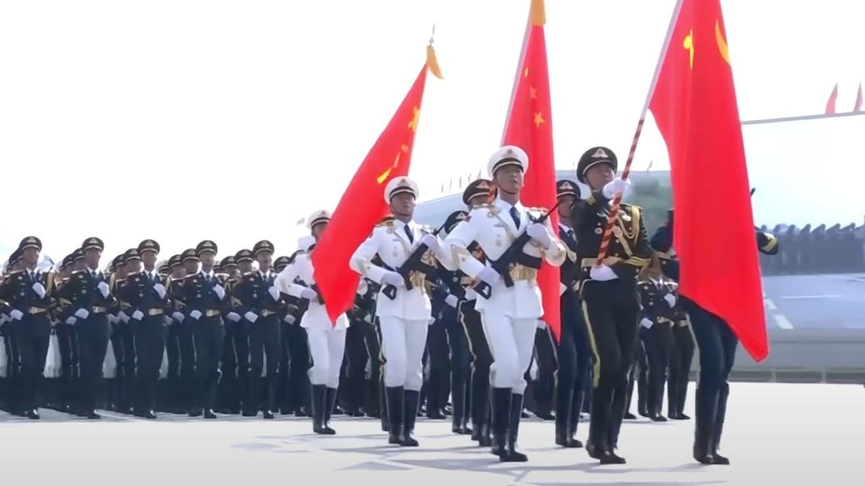 士兵如此整齊的步伐，相信不少人從未見過。（央視重播截圖）